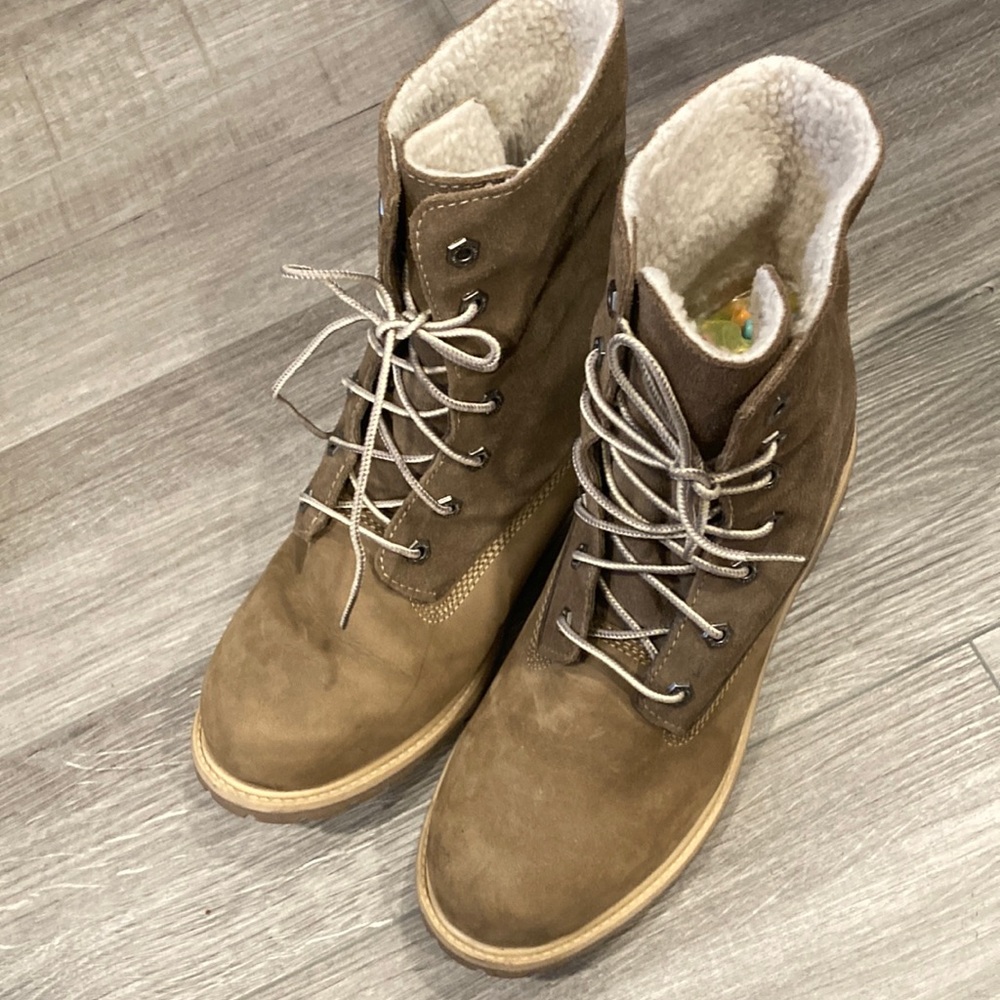 Women Timberland boots- Light green/tan fur lined with laces up. Good condition.